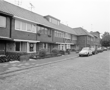 881228 Gezicht op de huizen Jan Haringstraat 19 (links) -lager te Utrecht.